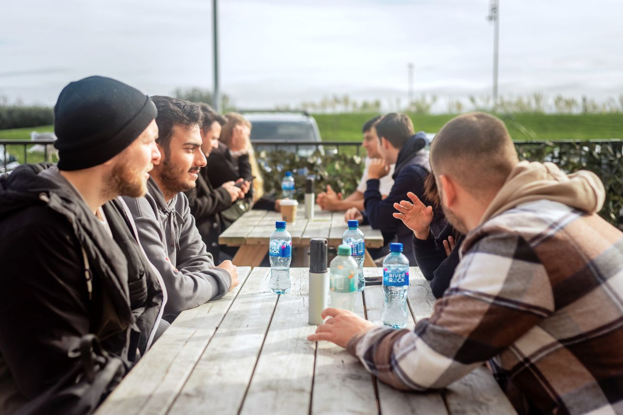 Studenten auf der Terrasse